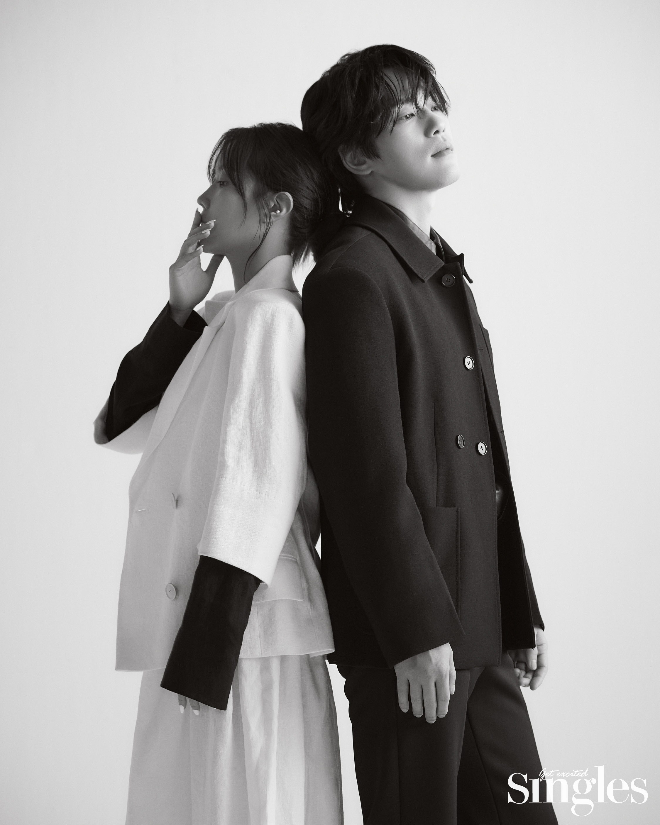 임수향이 미스지컬렉션의 점프슈트와 재킷, 컨버스의 스니커즈, 김정현이 렉토의 블랙 슈트, 이로의 레더 셔츠를 착용하고 촬영한 싱글즈 화보